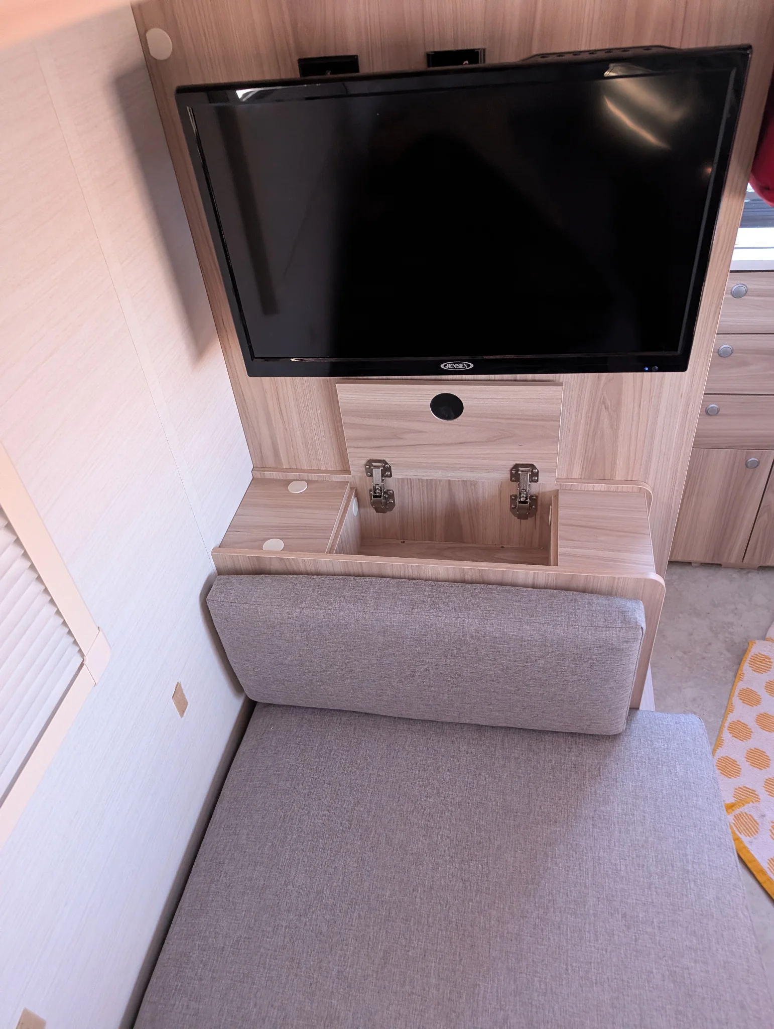 entertainment center, 12v